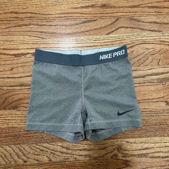 Women’s Nike pro shorts - Picture 1 of 4